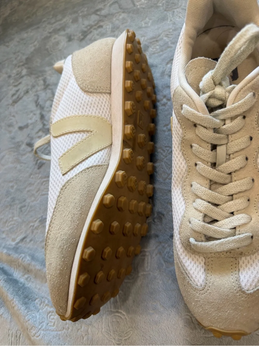 Veja Women's Sneakers in White and Beige